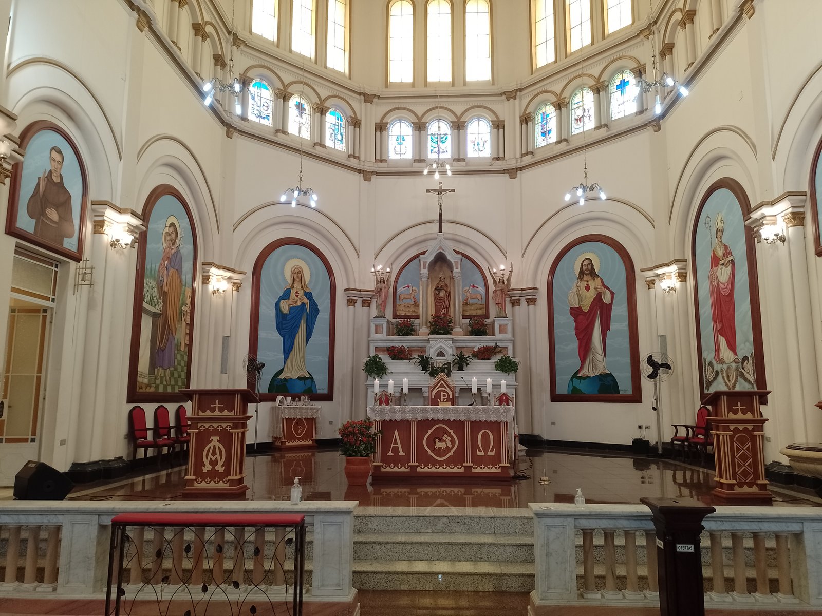 Interior da igreja: a nave, o altar principal e os santuários laterais.