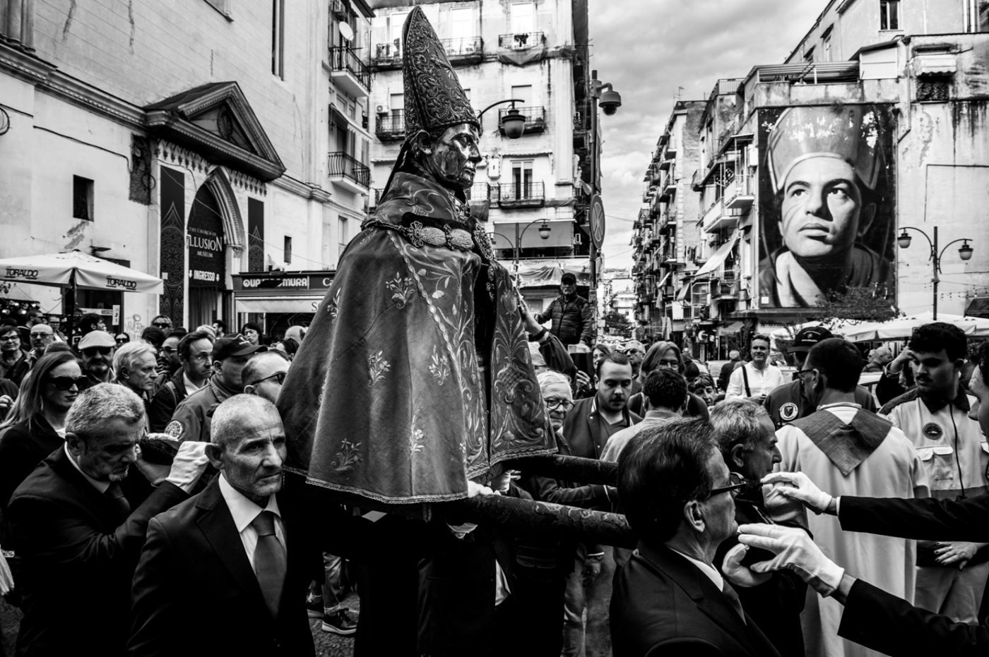Procissão de San Gennaro pelas ruas de Nápoles, fotografia de Giuseppe Troisi