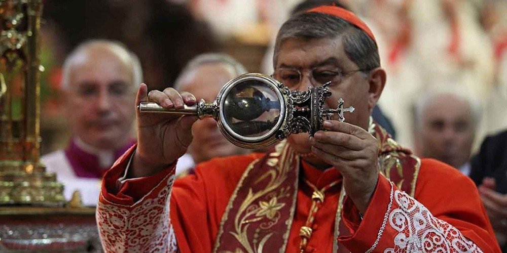 O arcebispo de Nápoles apresenta publicamente a ampola com o sangue liquefeito — o milagre se repete três vezes ao ano.
