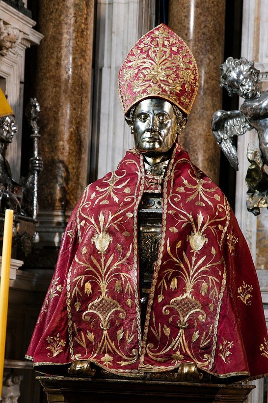 O busto relicário de ouro e prata, do século XIV, que guarda o crânio do santo e recebe as insígnias de bispo nas procissões.