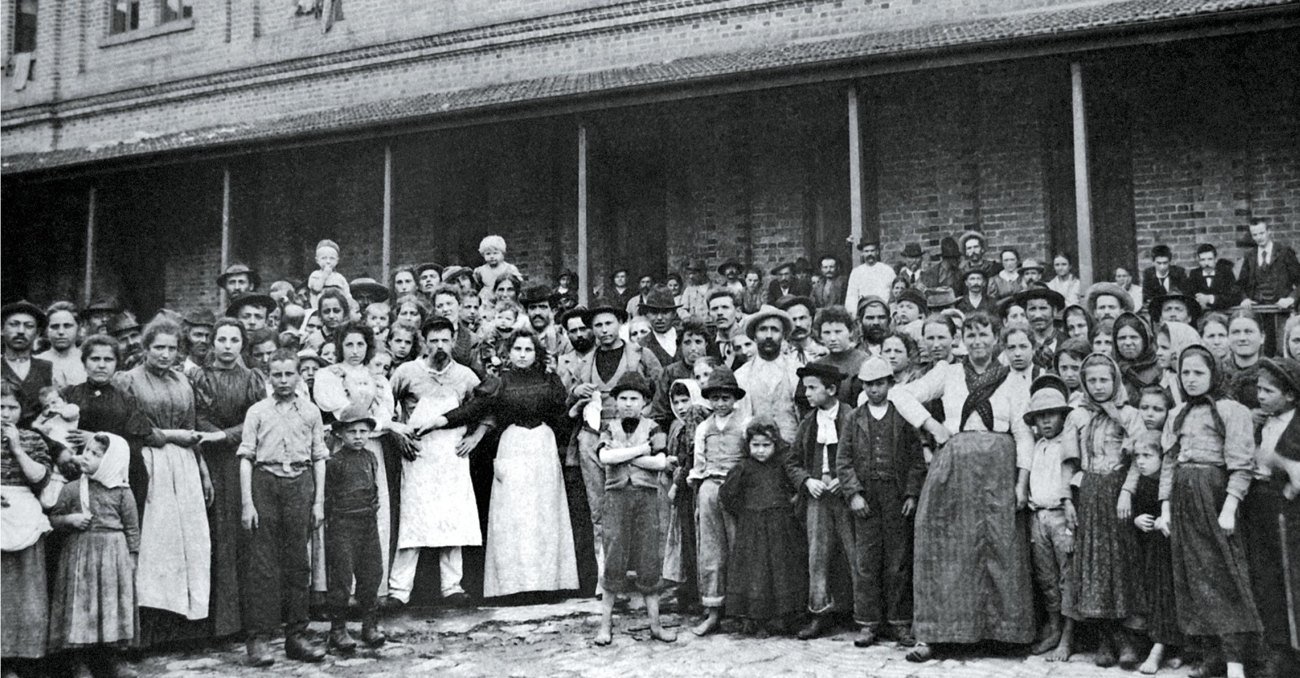 Famílias de imigrantes italianos recém-chegadas a São Paulo — foi com elas que a devoção a San Gennaro cruzou o oceano e encontrou, na Mooca, uma nova casa.