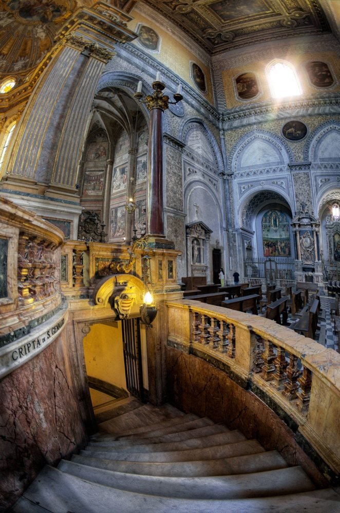 As relíquias de nosso padroeiro permanecem protegidas na Catedral de Nápoles, conectando a fé da Itália diretamente com a nossa comunidade na Mooca.
