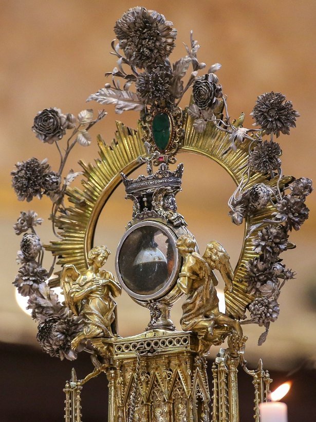 A preciosa teca relicária que guarda as ampolas com o sangue do santo — o coração do Milagre da Liquefação.